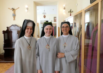 sr Faustine-Marie, bientôt sœur professe, sr Marie-Goretta (sœur de sang de sr Marie-Faustine) à gauche, sr Martine, mère provincial de la Province de France, à droite